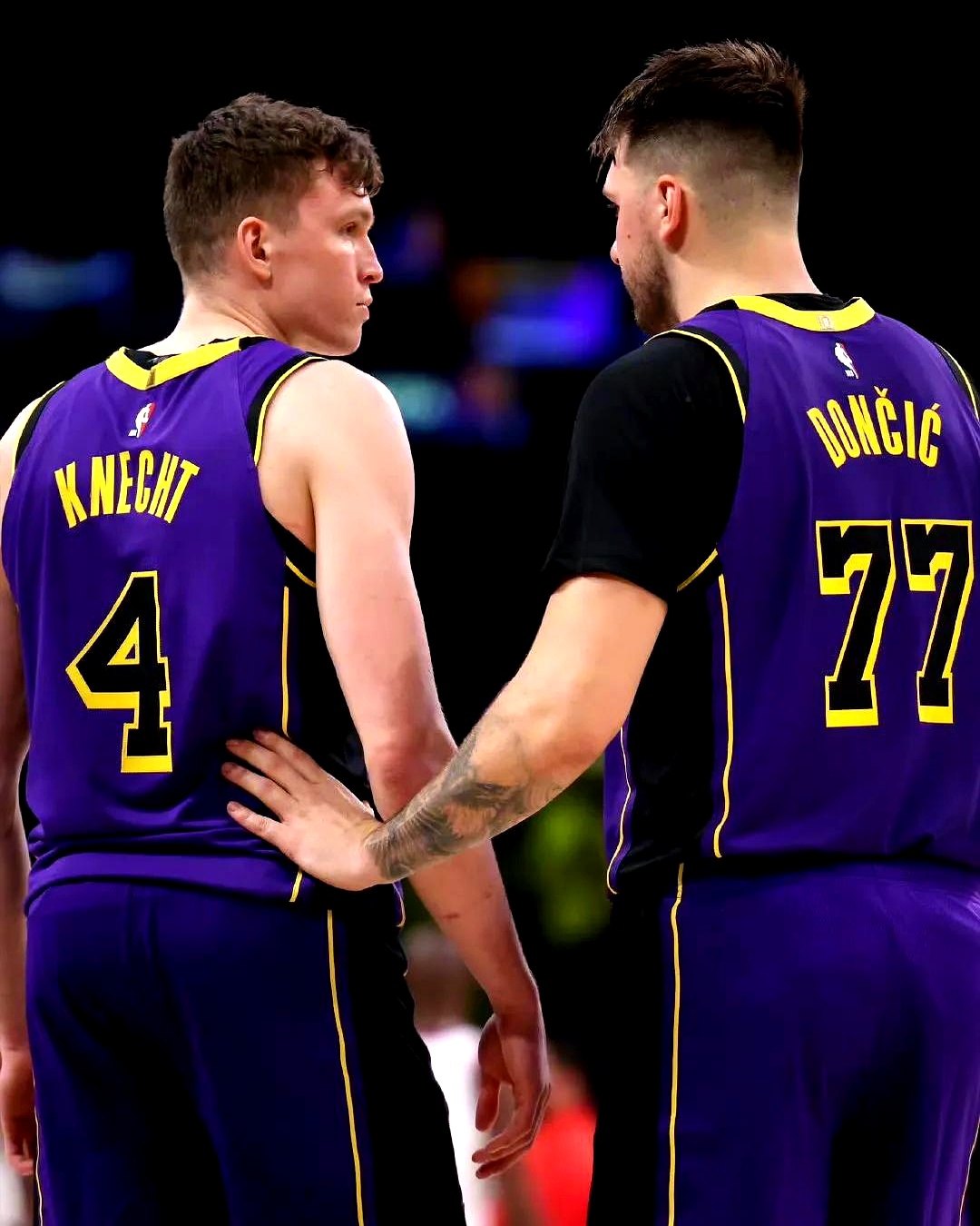 莱万多夫斯基在湖人比赛中重要助攻，出色防守引发热议！比赛高潮迭起的简单介绍