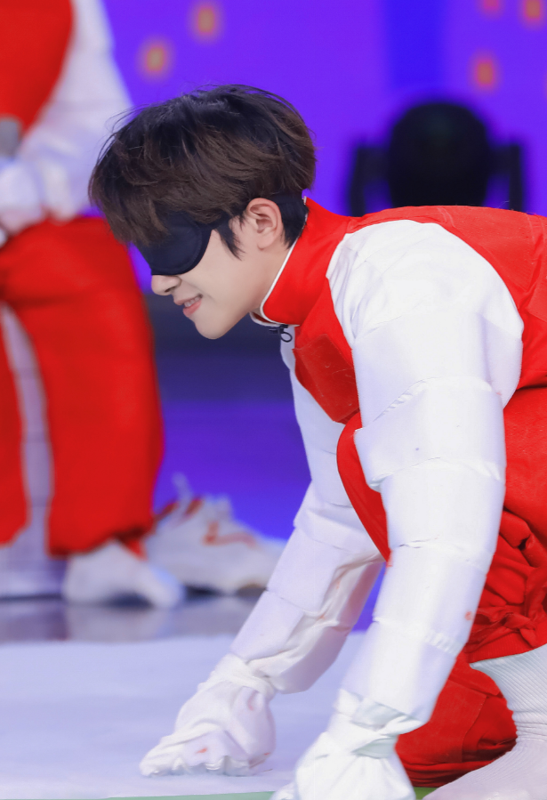 JackeyLove重返赛场，比赛规则变更首场状态出色，G2观众沸腾！观众掌声雷动的简单介绍