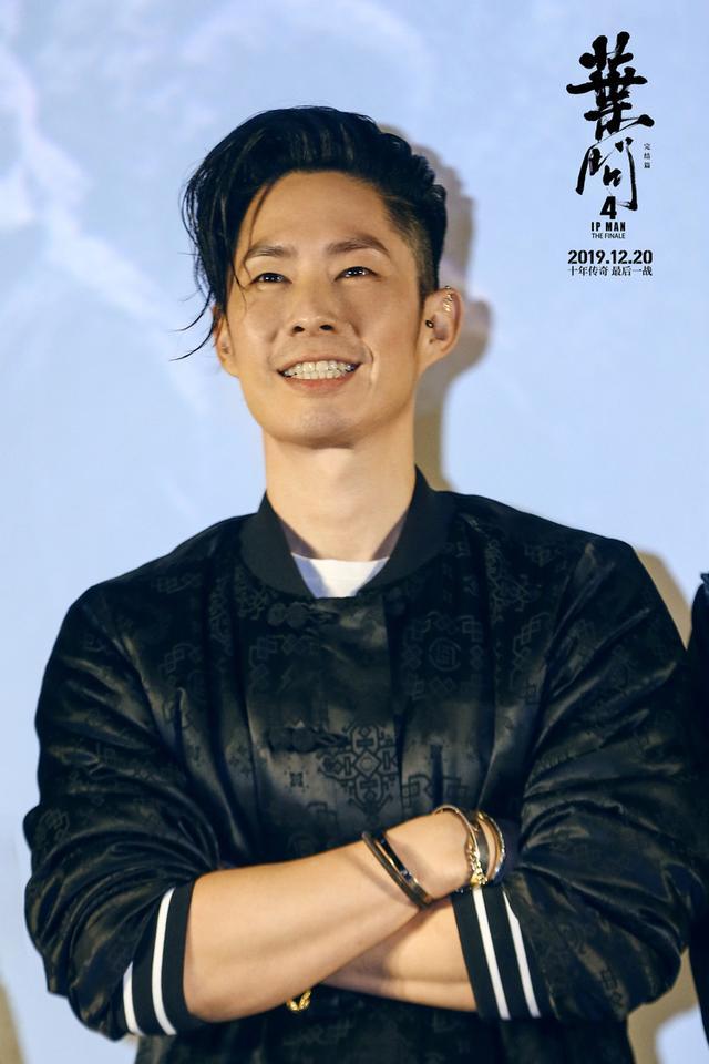 JackeyLove重返赛场，比赛规则变更首场状态出色，G2观众沸腾！观众掌声雷动的简单介绍