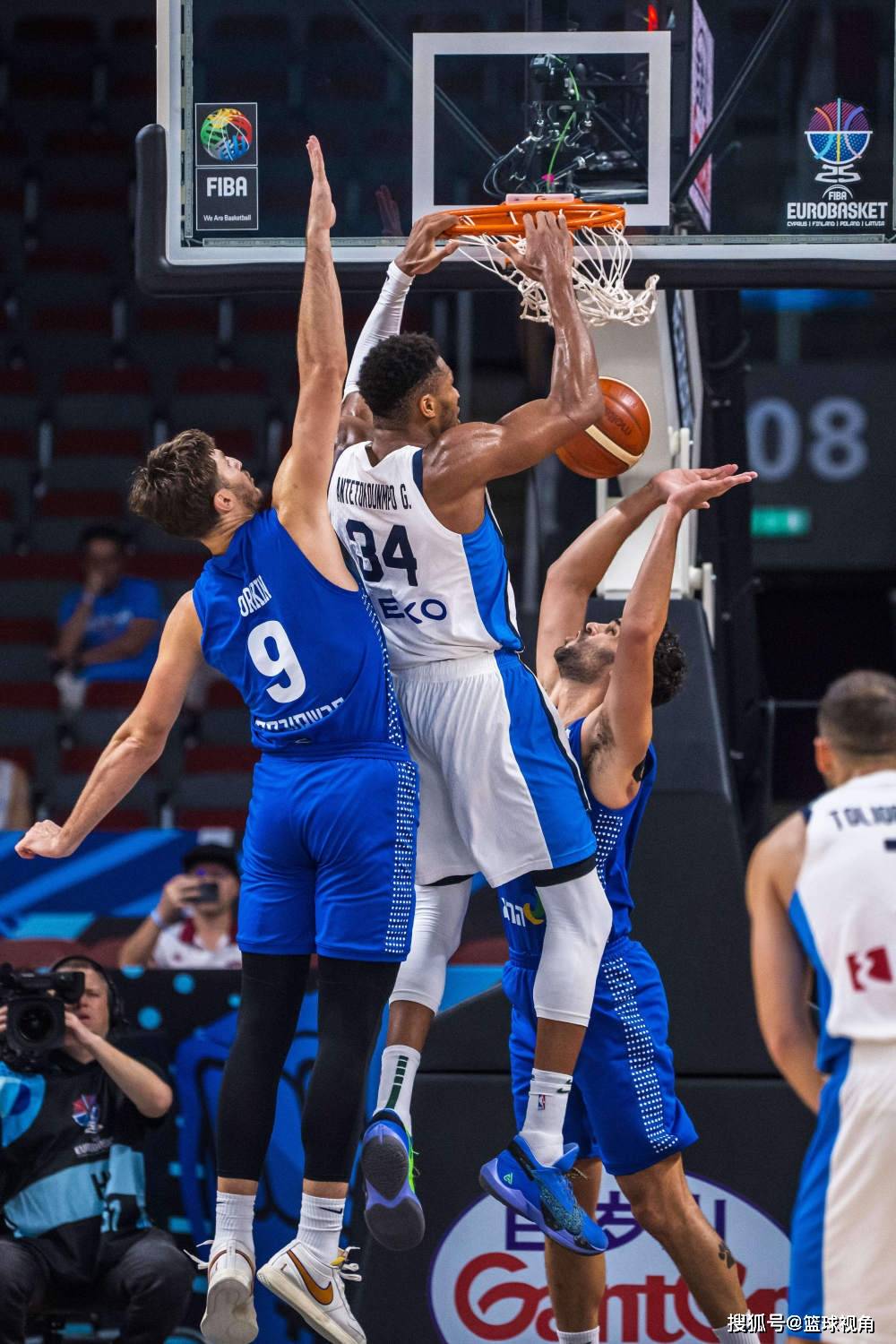 包含字母哥官方宣布晋级下一阶段新规，日本队引发争议！赢得满堂喝彩的词条