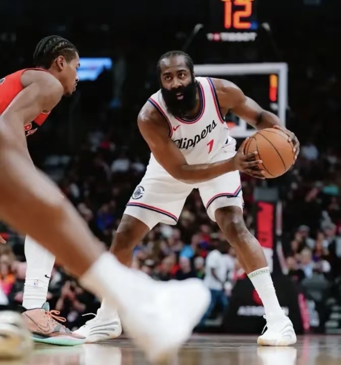 G2观众热烈欢呼!,詹姆斯迎来五赛季出色发挥引发球迷热议(湖人被4连败后詹姆斯承认一大错误) G2观众热烈欢呼!,詹姆斯迎来五赛季出色发挥引发球迷热议(湖人被4连败后詹姆斯承认一大错误)