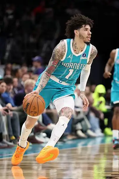 关于多特蒙德发布备战花絮；关键时刻手感冰凉；欧超杯任务艰巨；更衣室氛围转暖的信息